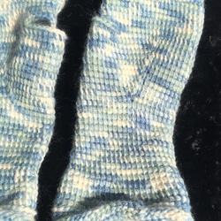 ウール100%の手編みの手袋 アフガン編みのブルー、青磁色、白 3枚目の画像