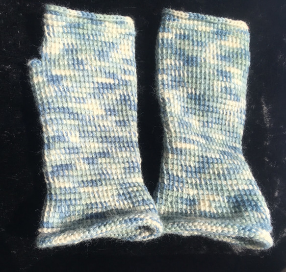 ウール100%の手編みの手袋 アフガン編みのブルー、青磁色、白 4枚目の画像