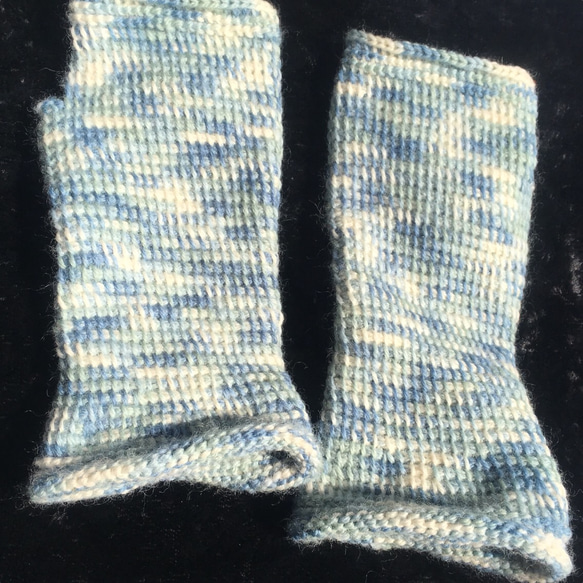 ウール100%の手編みの手袋 アフガン編みのブルー、青磁色、白 5枚目の画像