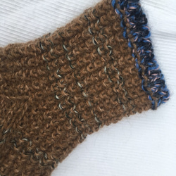 アルパカ100%の手編みソックス、ナチュラルな茶色に青です！ 5枚目の画像