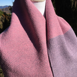 アルパカ100%ピンクと藤色 コチニール染めの手織り商品 3枚目の画像