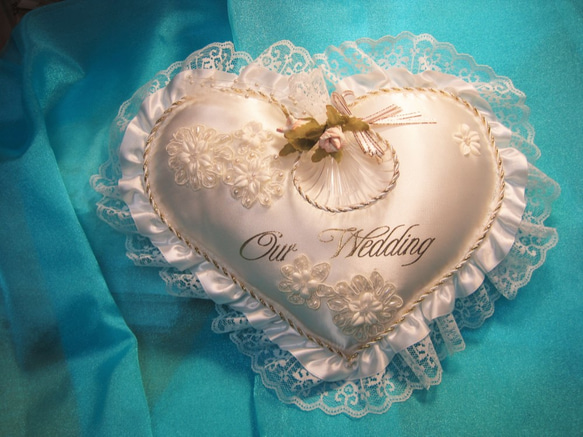 オフホワイトカラー　ハート型リングピロー　Our　Wedding　１０６ 1枚目の画像