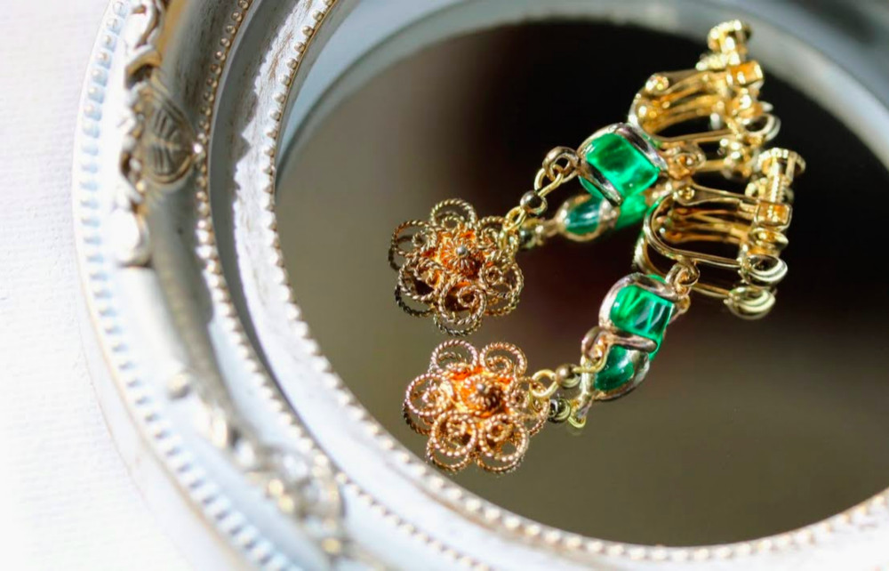 Vintage Flower and Charm クリップイヤリング （ピアスに変更可）