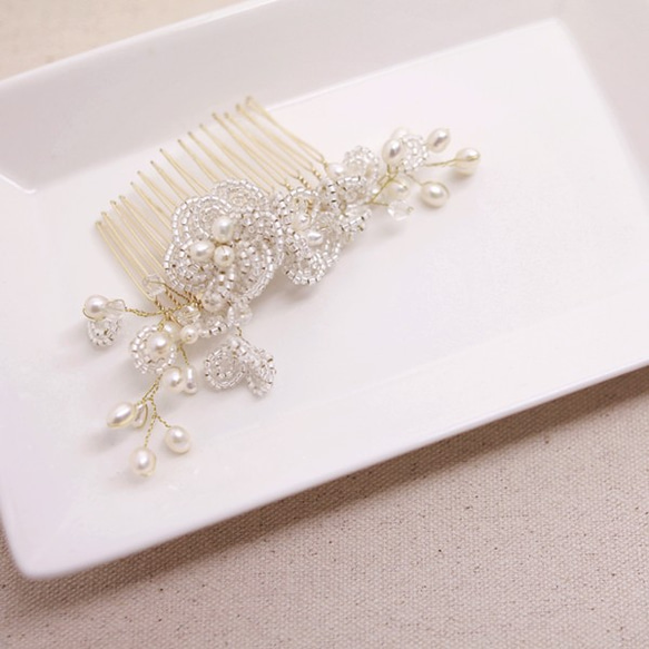Vintage matte white flower bridal headpiece 復古磨砂啞白串珠花型頭飾 第6張的照片