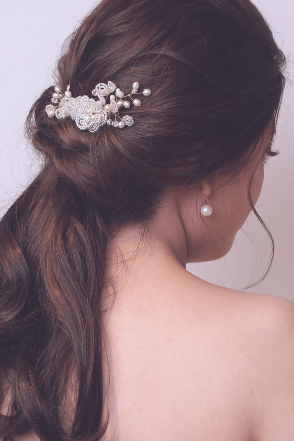 Vintage matte white flower bridal headpiece 復古磨砂啞白串珠花型頭飾 第2張的照片