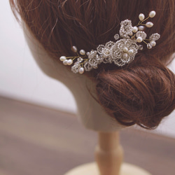 Vintage matte white flower bridal headpiece 復古磨砂啞白串珠花型頭飾 第4張的照片