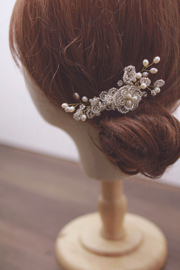 Vintage matte white flower bridal headpiece 復古磨砂啞白串珠花型頭飾 第4張的照片