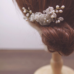 Vintage matte white flower bridal headpiece 復古磨砂啞白串珠花型頭飾 第5張的照片
