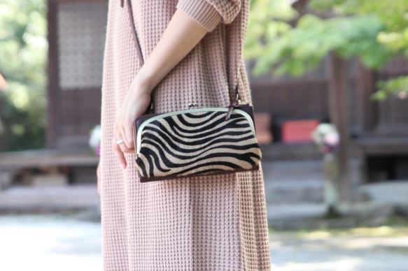 【人とは被らない】ゼブラ×ブラウン　ハラコ　お財布ショルダー　レディース　がま口　お財布ポシェット　aw-17nch 1枚目の画像