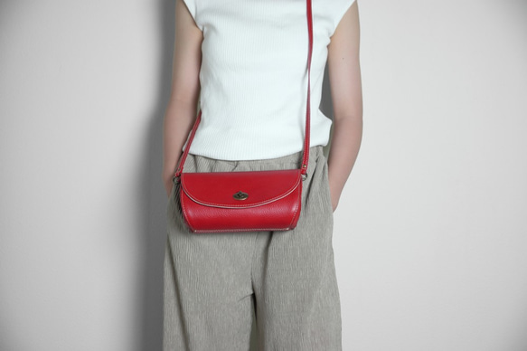 コロンと丸いショルダーバッグ　レッド　レディース　母の日　スマホショルダー　フラップ型　ak-18ns 4枚目の画像