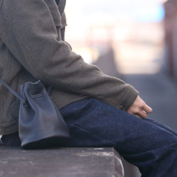 12月末頃のお届け 持っているだけでオシャレ　巾着ショルダーバッグ　レディース　メンズ　本革　ブラック　ma-03ss 12枚目の画像