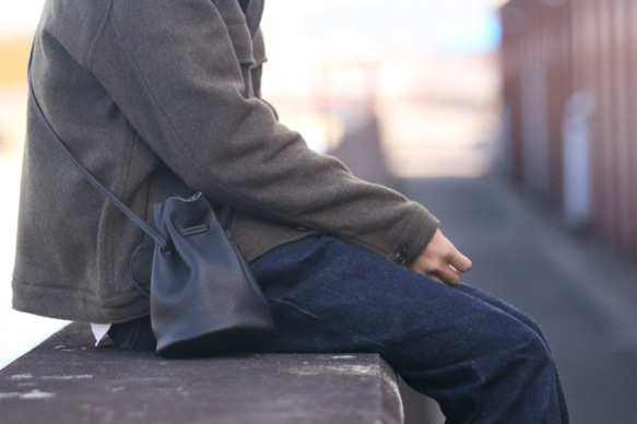 12月末頃のお届け 持っているだけでオシャレ　巾着ショルダーバッグ　レディース　メンズ　本革　ブラック　ma-03ss 12枚目の画像