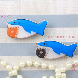 【サメに食べられてるブローチ】ボタンインコ 2枚目の画像