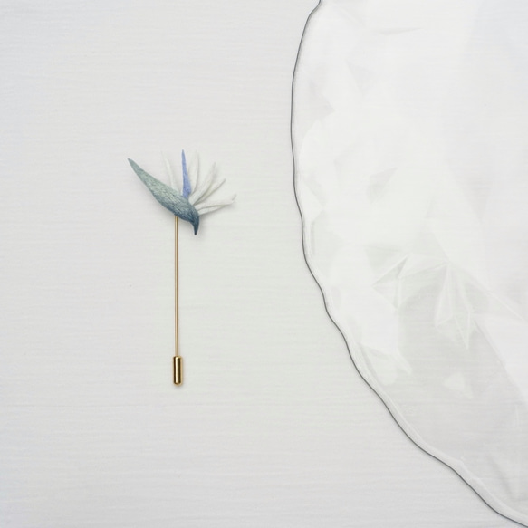 白い花の鳥の楽園手刺繍ブローチ 1枚目の画像
