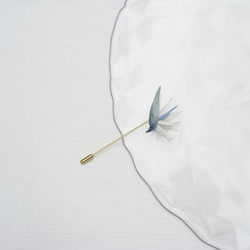 白い花の鳥の楽園手刺繍ブローチ 2枚目の画像