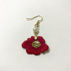 樁花-手工刺繡耳環 第3張的照片