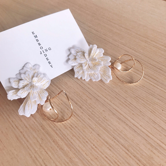 花の結婚式の手作り刺繍イヤリング2WAY 1枚目の画像