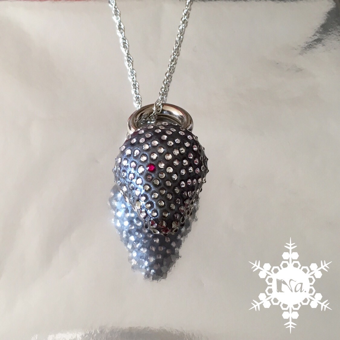 幸せをよぶ苺のペンダント【オーダー製作ONLY】