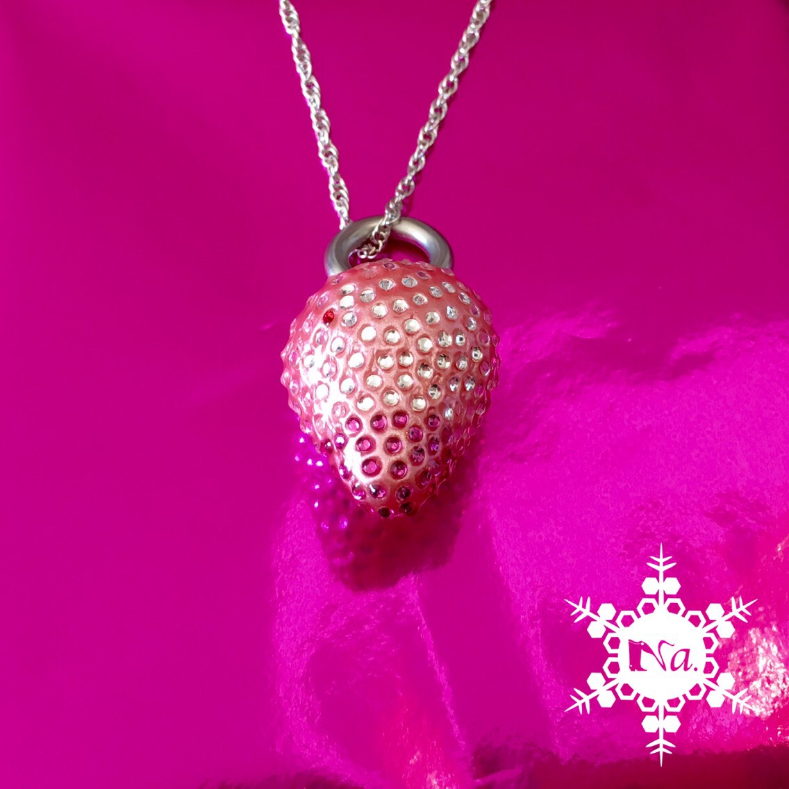 幸せをよぶ苺のペンダント【オーダー製作ONLY】