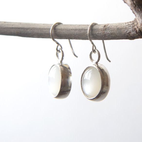 白月光石純銀耳環 White moonstone silver earrings 第3張的照片