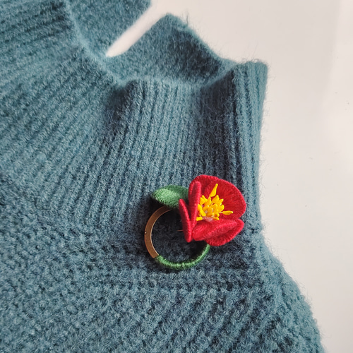 椿 立体刺繍ブローチ ブローチ minoka 通販 11090936｜Creema