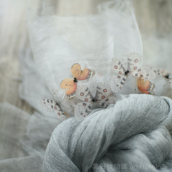 蝴蝶紗片+深淺色皺褶桑蠶絲薄紗雙層圍巾 霜白灰#Frost Gray 長方形披肩 圍巾 Scarf 第3張的照片