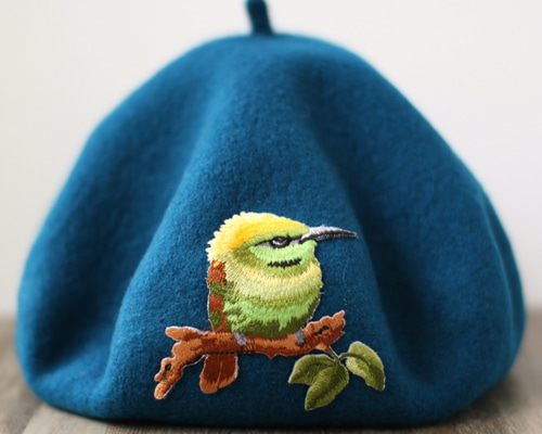 ルリブルーの鳥刺繍ベレー帽 #90%ウールベレー帽/ペインターハット