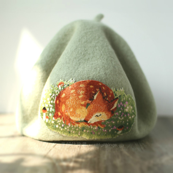 酣睡的小鹿刺繡貝蕾帽 冬霧綠#Smoke Green【可改帽色】90%羊毛 貝雷帽/畫家帽/帽子/Beret 第5張的照片
