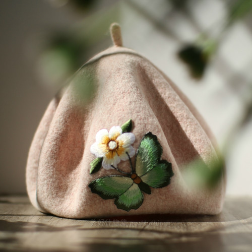 蝶と花の刺繍入りベレー帽、タッセルホワイト #フローラルホワイト [再