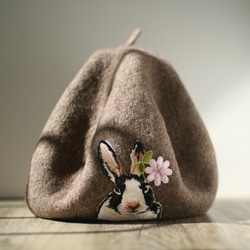 花とウサギの刺繍ベレー帽 トリュフ #トリュフ 【キャップカラー変更可】 毛90%ベレー/ペインターハット/帽子/ベレー帽 5枚目の画像