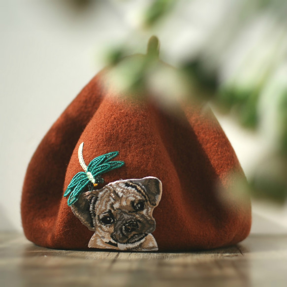 トンボと子犬の刺繍ベレー帽 ラストレッド #ラストレッド 【キャップ色変更可】 毛90%ベレー/ペインターハット/帽子/ベレー帽 1枚目の画像