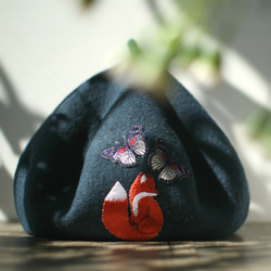 蝴蝶與小紅狐刺繡貝蕾帽 迷霧藍#Moonlit Ocean【可改帽色】90%羊毛 貝雷帽/畫家帽/帽子/Beret 第3張的照片