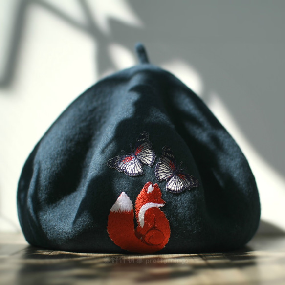 蝶と赤狐の刺繍ベレー帽 ミスティブルー #ムーンリットオーシャン 【キャップカラー変更可】 ウール90%ベレー/ペインターハット 5枚目の画像