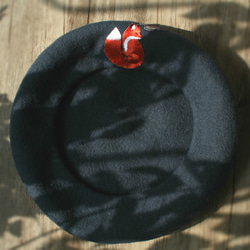 蝶と赤狐の刺繍ベレー帽 ミスティブルー #ムーンリットオーシャン 【キャップカラー変更可】 ウール90%ベレー/ペインターハット 6枚目の画像