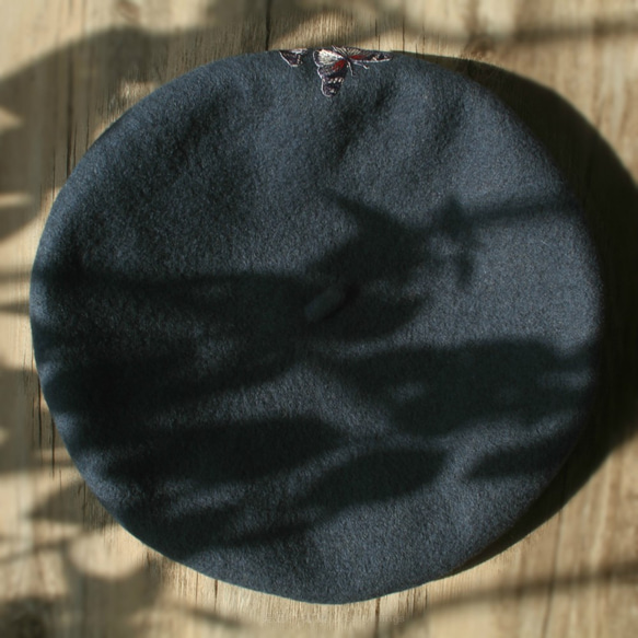 蝴蝶與小紅狐刺繡貝蕾帽 迷霧藍#Moonlit Ocean【可改帽色】90%羊毛 貝雷帽/畫家帽/帽子/Beret 第7張的照片