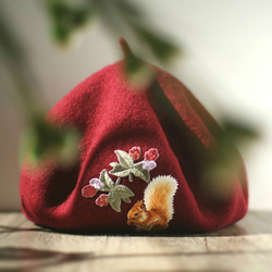 松鼠與莓果刺繡貝蕾帽 罌粟深紅 #Dark Poppy Red【可改帽色】90%羊毛 貝雷帽/畫家帽/帽子/Beret 第2張的照片