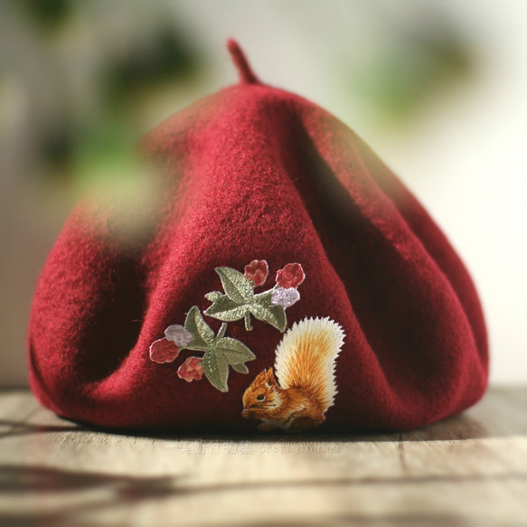 松鼠與莓果刺繡貝蕾帽 罌粟深紅 #Dark Poppy Red【可改帽色】90%羊毛 貝雷帽/畫家帽/帽子/Beret 第3張的照片