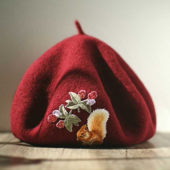 松鼠與莓果刺繡貝蕾帽 罌粟深紅 #Dark Poppy Red【可改帽色】90%羊毛 貝雷帽/畫家帽/帽子/Beret 第4張的照片