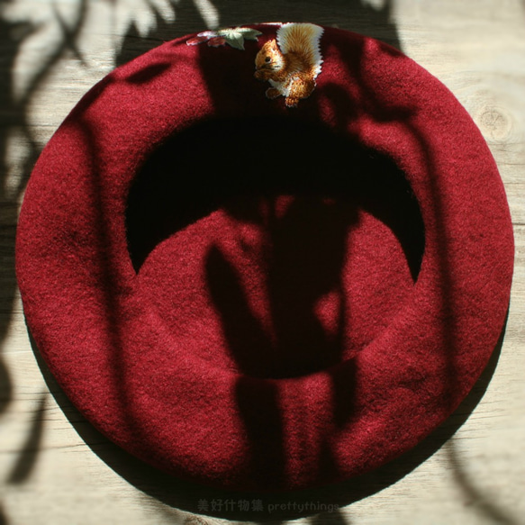 松鼠與莓果刺繡貝蕾帽 罌粟深紅 #Dark Poppy Red【可改帽色】90%羊毛 貝雷帽/畫家帽/帽子/Beret 第5張的照片