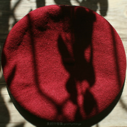 リスとベリーの刺繍ベレー帽 ポピー 深紅 #ダークポピーレッド 【キャップカラー変更可】 ウール90%ベレー/ペインターハット/ 6枚目の画像