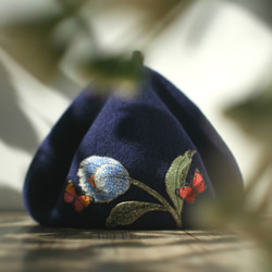 チューリップと蝶の刺繍ベレー帽 星空ブルー #Starry Sky Blue 【キャップ色変更可】 ウール90%ベレー/ペインタ 4枚目の画像