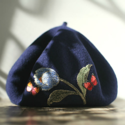 チューリップと蝶の刺繍ベレー帽 星空ブルー #Starry Sky Blue 【キャップ色変更可】 ウール90%ベレー/ペインタ 5枚目の画像