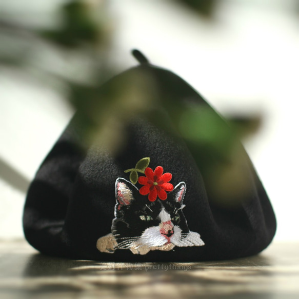 花與小貓刺繡貝蕾帽 黑 #Black【可改帽色】 90%羊毛 貝雷帽/畫家帽/帽子/Beret 第4張的照片