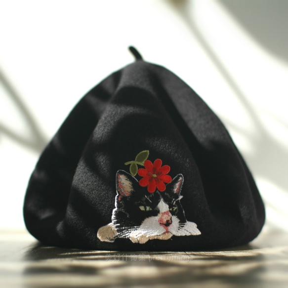 花與小貓刺繡貝蕾帽 黑 #Black【可改帽色】 90%羊毛 貝雷帽/畫家帽/帽子/Beret 第5張的照片