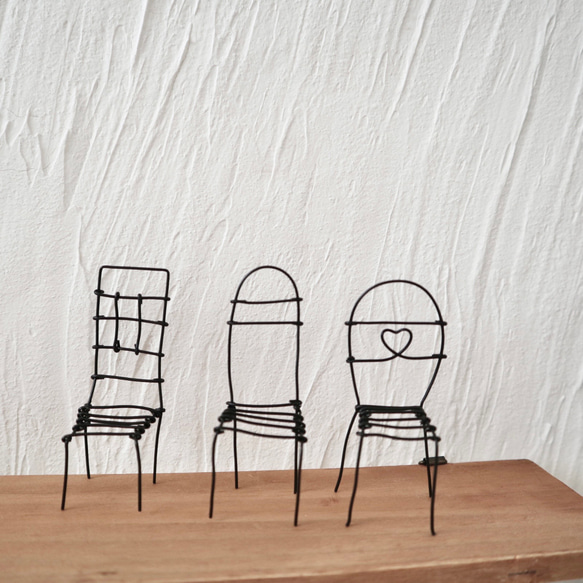 【ミニチュア家具】ワイヤーの小さな椅子3つ　　　　　ワイヤークラフト　ワイヤーアート　チェア　イス　 2枚目の画像