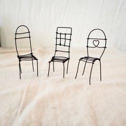 【ミニチュア家具】ワイヤーの小さな椅子3つ　　　　　ワイヤークラフト　ワイヤーアート　チェア　イス　 4枚目の画像