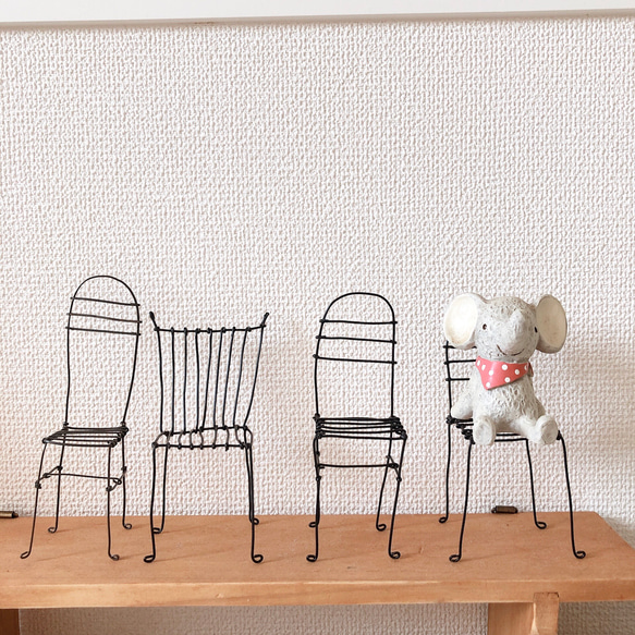 【ミニチュア家具】ワイヤーの小さな椅子4つセット　　　　ワイヤークラフト　ワイヤーアート 1枚目の画像