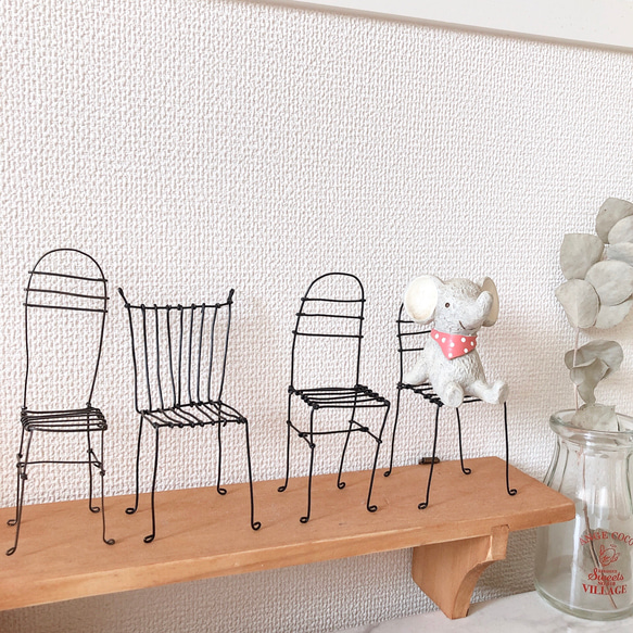 【ミニチュア家具】ワイヤーの小さな椅子4つセット　　　　ワイヤークラフト　ワイヤーアート 4枚目の画像