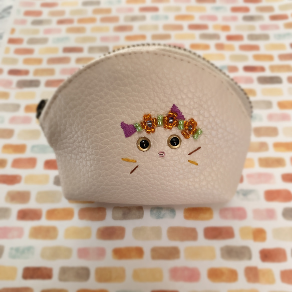 【送料無料】うちの猫　ビーズと刺繍のミニミニポーチ　　　　　　　　　フェイクレザー 2枚目の画像
