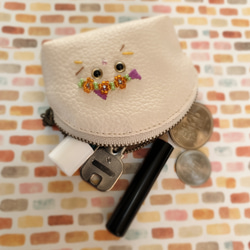 【送料無料】うちの猫　ビーズと刺繍のミニミニポーチ　　　　　　　　　フェイクレザー 3枚目の画像